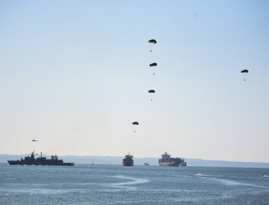 Θεσσαλονίκη: Οι εντυπωσιακές στρατιωτικές επιδείξεις δίπλα από το Θωρηκτό Αβέρωφ (βίντεο)